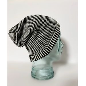 Black & White Knitted Slouch Beanie 🖤
